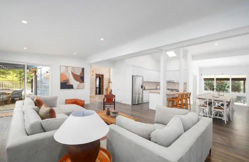 Holgate House | Acreage Estate -Mini Horses -Outdoor Spa -Tennis Court