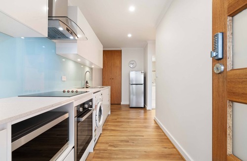 Torrens Park House | Adelaide 2 bedroom unit with free WIFI, Netflix & parking