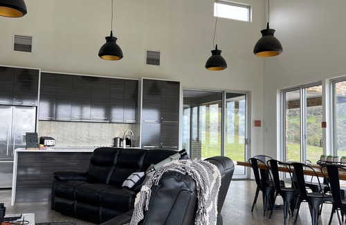 Talunga House | Adelaide Hills Getaway - Off grid country experience