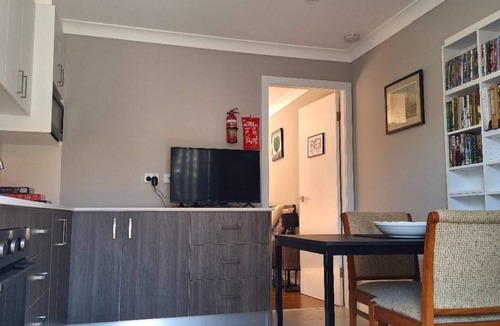 Narwee House | Adorable 1bedroom guesthouse in Narwee with deck