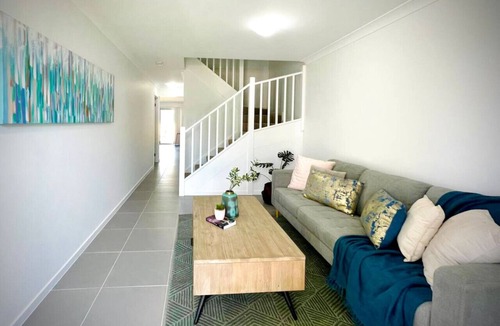 Edmondson Park House | Adorable Modern 4 Br House | WiFi & Parking