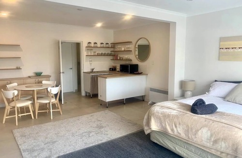 Orford Apartment | Adorable Studio next to cafe, walk to beach!