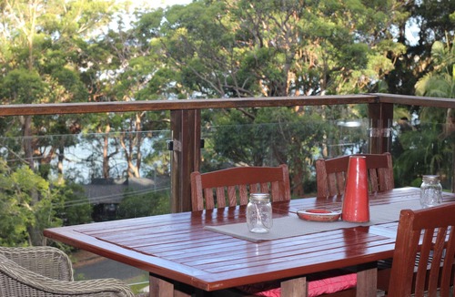 Smiths Lake House | Adrift in the tree tops On the lake by the sea