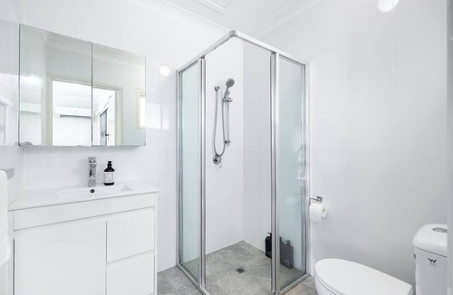 St. Lucia House | Affordable Studio – Steps from UQ/Shops/Transit