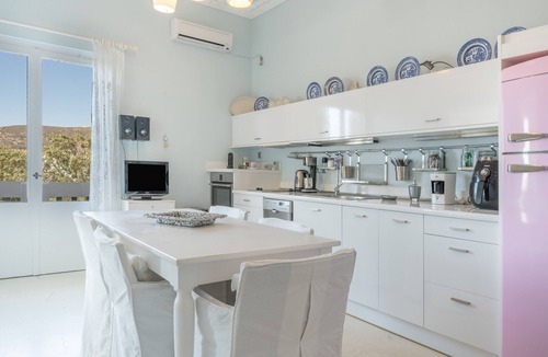 Psathi Apartment | Afroessa Sky Apartment with Sea View, Wi-Fi and Air Conditioning