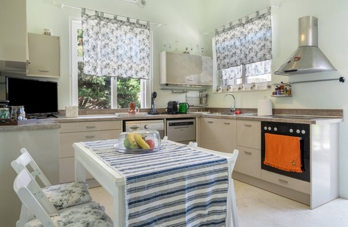 Psathi Apartment | Afroessa Stone Apartment with Sea View, Wi-Fi, and Air Conditioning