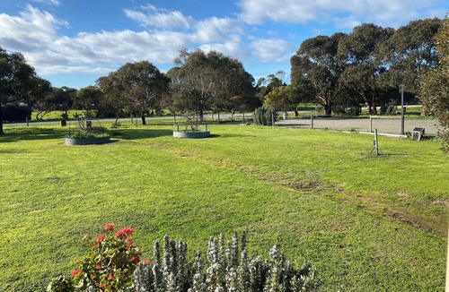 Goolwa North House | Aggies is a 2 bedroom cottage in a semi rural part of Goolwa. Close to the river