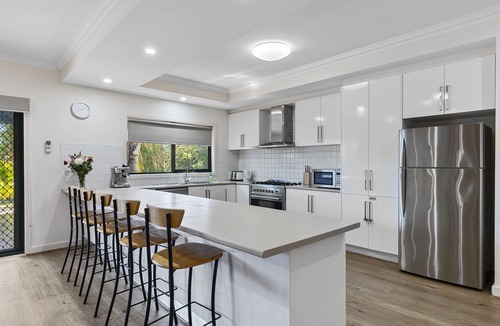 Yarrawonga House | "AGRESTIC" Luxury Entertainer, Shaded Pool*, BBall, Sleeps 15 + on 1 acre