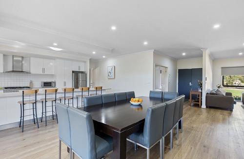 Yarrawonga House | "AGRESTIC" Luxury Entertainer, Shaded Pool*, BBall, Sleeps 15 + on 1 acre
