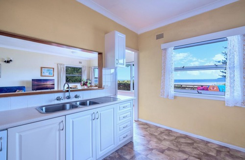 Gerroa House | Airlie - a seaside cottage within 2 minutes' walk to the beach