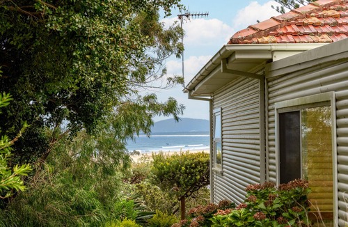 Gerroa House | Airlie - a seaside cottage within 2 minutes' walk to the beach
