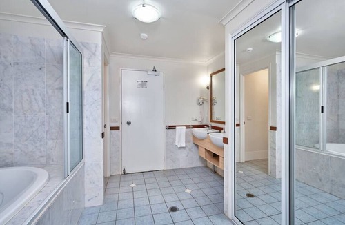 Palm Cove Apartment | Alassio Beachfront Spa Suite 302-2
