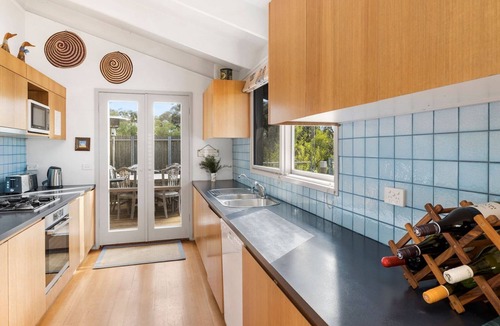 Lorne House | Albert - Cosy Wood Fire, Huge Deck Area & Stunning Views, Pets Allowed