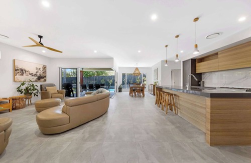 Alexandra Headland House | Alex Beachside Getaway - 15min walk > Sand & Surf