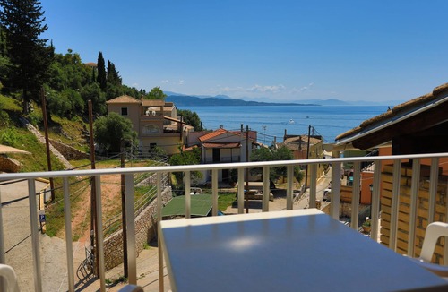 Katavolos Apartment | Alexandra, Renovated, for 4, near Kaminaki beach, A/C, WiFi