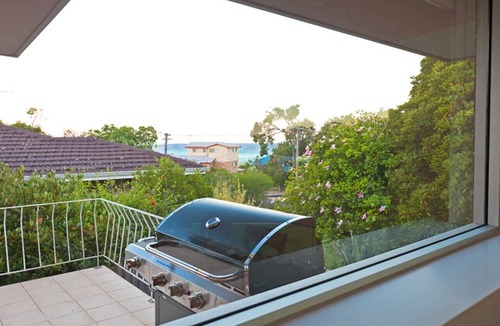 Dunsborough House | All Seasons Coastal Charm Steps to Beach and Town