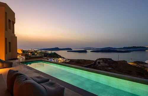 Akrotiri Apartment | Alluring Santorini Room | Myrmidon Room | Elegant Double Room with Caldera.
