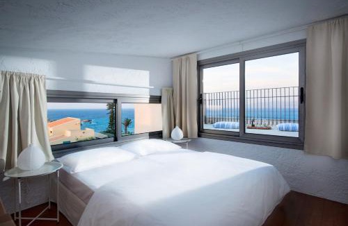 Anissaras House | Almyra Seaside Villa with Private Pool - Sleeps 9