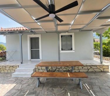 Poulithra House | Aloni house
