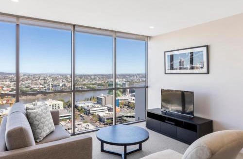 Milton Apartment | Amazing 2BR delicate Apt, 1min to train station