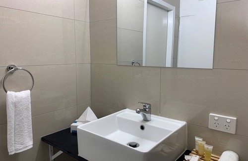 Hamilton House | Amazing location Motel room with bathroom, includes wifi, carpark & utilities