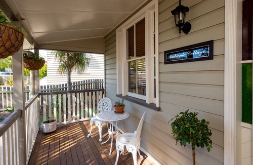 South Toowoomba House | Ambiente Cottage - Pet and Family Friendly.