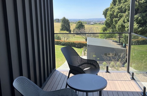 Mount Panorama Apartment | Ambleside - Mt Panorama Racing Circuit. Stay trackside on Conrod Straight!