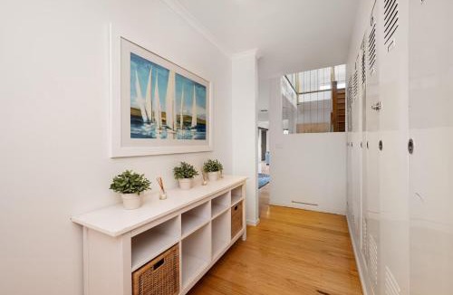 Frankston House | Anchor Beachfront - Pet Friendly on the Beach
