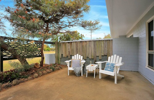 Innes Park Villa | Anchors Away Opposite Beach and Park, Dogs Welcome