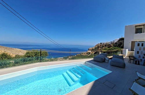 Folegandros Town Apartment | ANDELIAS SIGNATURE SUITES