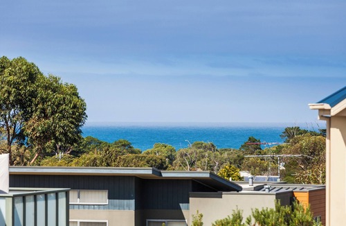 Torquay House | Anderson Retreat: 3 BR, 2 BA Townhouse in Torquay, Sleeps 10