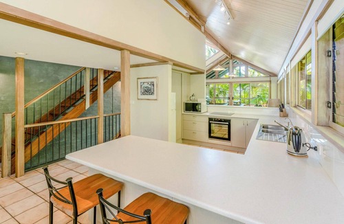 Angourie Apartment | Angourie Palms - Located in a fabulous location walking distance to Angourie surfing beaches.