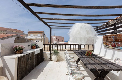 Old Town Rethymnon Apartment | Antonia's Red apartment deluxe with roof terrace - Old town view