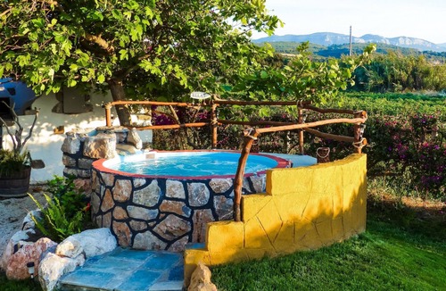 Kamiros House | Anwesen mit Whirlpool by Interhome
