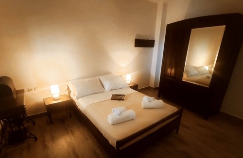 Gerakari Apartment | Apartment 'Cherry House' with Private Terrace and Wi-Fi