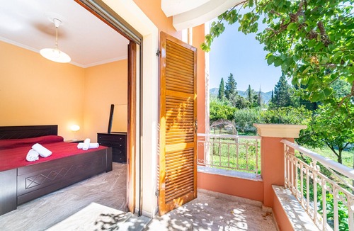 Ipsos Apartment | Apartment 'Christina' with Shared Terrace, Wi-Fi and Air Conditioning