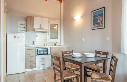 Foinikounta Apartment | Apartment 'Chroma' with Sea View, Wi-Fi and Air Conditioning