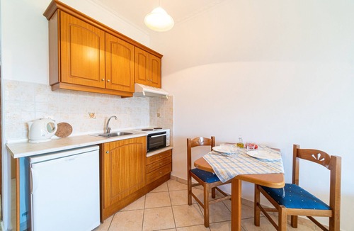 Arillas Apartment | Apartment 'Giannis 8' with Shared Garden, Wi-Fi and Air Conditioning