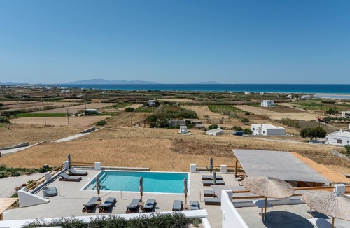 Mikri Vigla Apartment | Apartment In A Hotel 'Naxos Earth Suites Deluxe Double' with Sea View, Wi-Fi and Air Conditioning