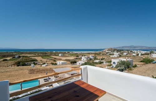 Mikri Vigla Apartment | Apartment In A Hotel 'Naxos Earth Suites Deluxe Double' with Sea View, Wi-Fi and Air Conditioning