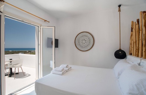 Mikri Vigla Apartment | Apartment In A Hotel 'Naxos Earth Suites Bamboo' with Sea View, Wi-Fi and Air Conditioning