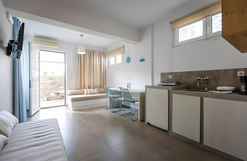 Gavrio Apartment | Apartment 'Irene Superior Triple Disability' with Terrace, Wi-Fi and Air Conditioning