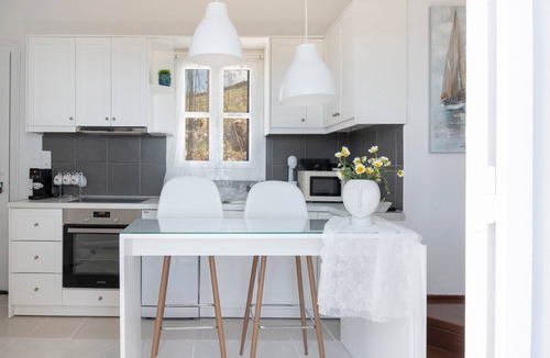 Koundouros Apartment | Apartment 'Konstantinos and Eleni's' with Sea View, Wi-Fi and Air Conditioning