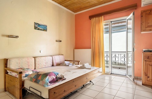Frinion Apartment | Apartment "Lefkothea 1" with Sea View, Balcony & Wi-Fi