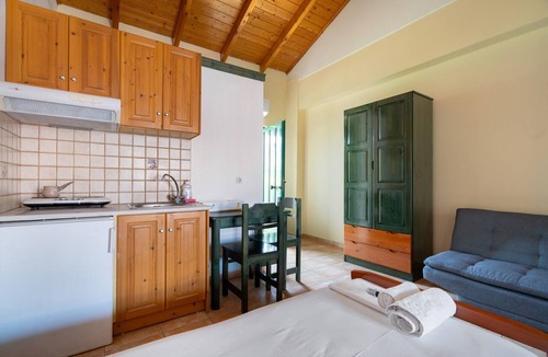 Kalamitsi Apartment | Apartment 'Lenia Studio 1' with Mountain View, Wi-Fi and Air Conditioning