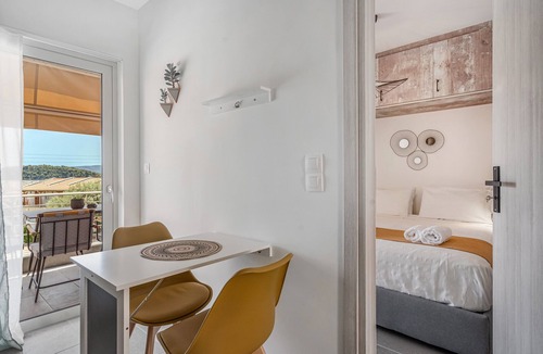 Perigiali Apartment | Apartment 'Mella Roa Amber' with Sea View, Wi-Fi and Air Conditioning