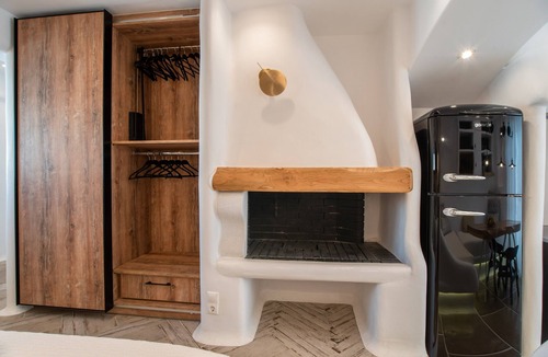 Old Town Naxos Apartment | Apartment 'Narcissus Luxury Suites - Dionysus' with Private Terrace, Wi-Fi and Air Conditioning