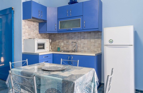 Salamis Apartment | Apartment 'Posidonas' with Sea View, Wi-Fi and Air Conditioning