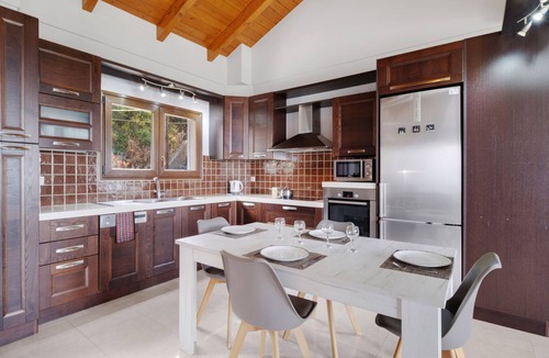 Frinion Apartment | Apartment 'Remvi House 1' with Sea View, Wi-Fi and Air Conditioning