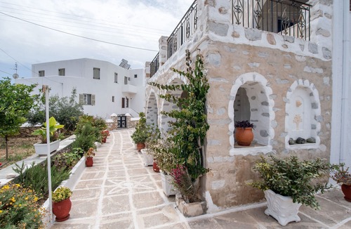Drios Apartment | Apartment 'Studio 4 - Family' with Shared Garden, Wi-Fi and Air Conditioning